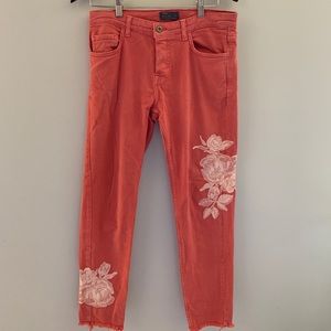 EMBROIDERED QUARTER PANTS